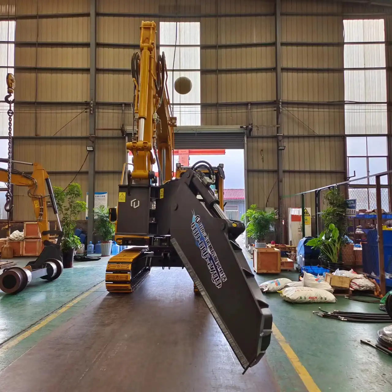 What type of power drives the excavator railway slope cleaning machine?